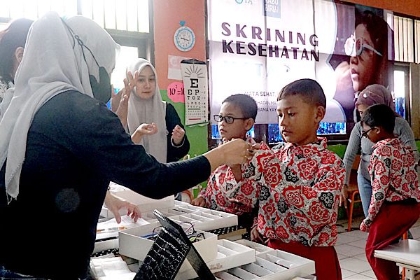 Meningkatkan Kesehatan Mata Anak: Rabu Biru Foundation (RBF) dan Yayasan Gerakan Nasional Orang Tua Asuh (YL-GNOTA) Gelar Pemeriksaan Mata Pemberian Kacamata Gratis