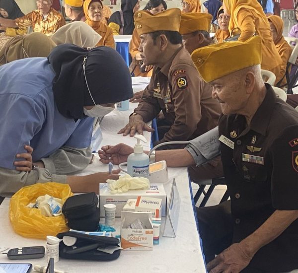 Momentum Ramadan, Kemhan dan Yayasan Rabu Biru Cek Kesehatan Kelompok Veteran Perang